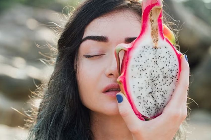 Salah satu manfaat buah naga untuk kesehatan kulit dan bisa dijadikan masker wajah