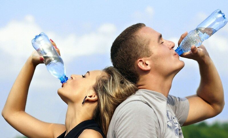 minum air putih untuk memenuhi kebutuhan cairan tubuh